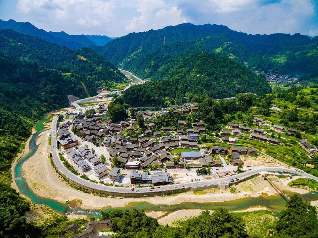 多彩贵州风情舞台画卷